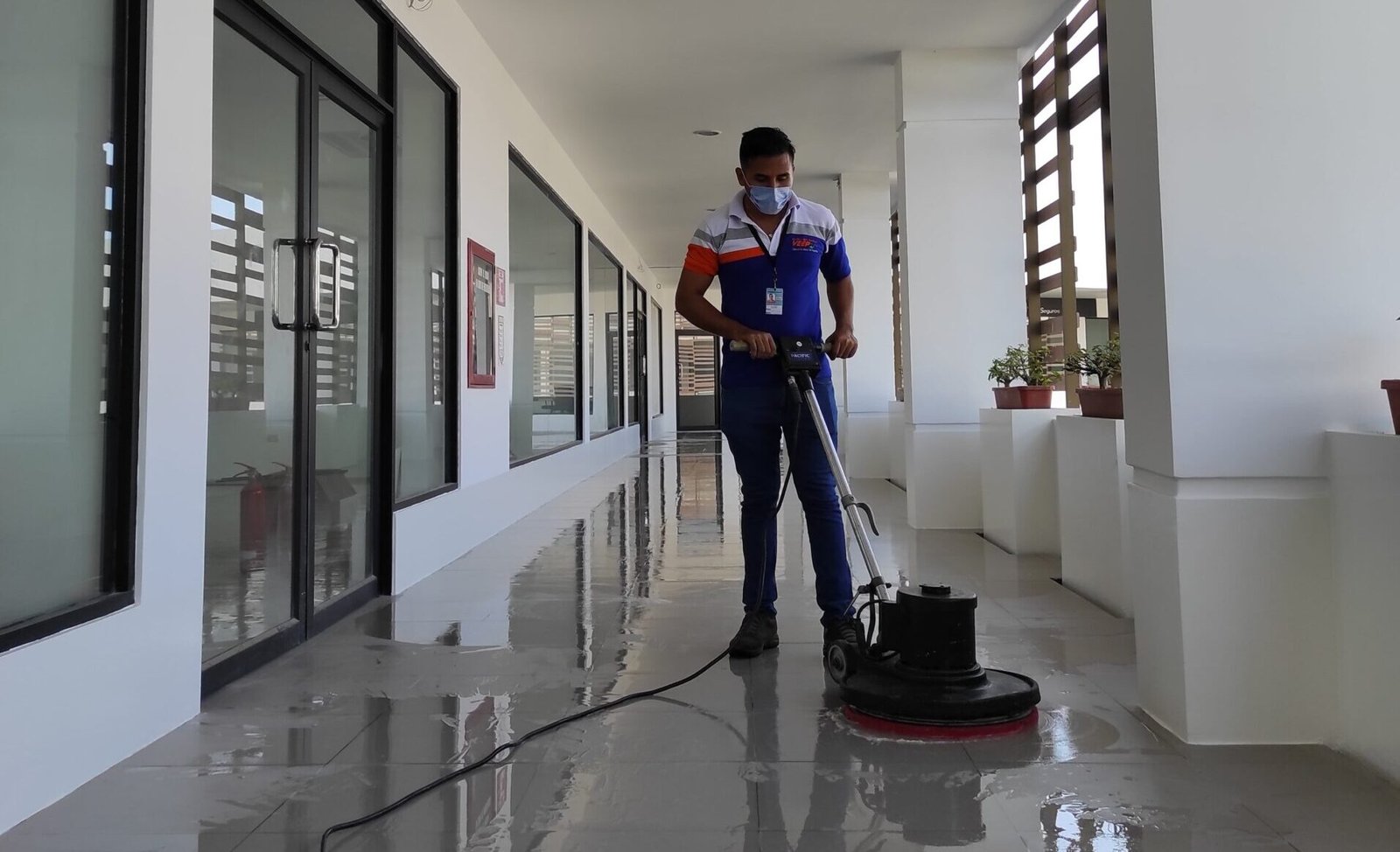 Lavado profesional de pisos con maquina