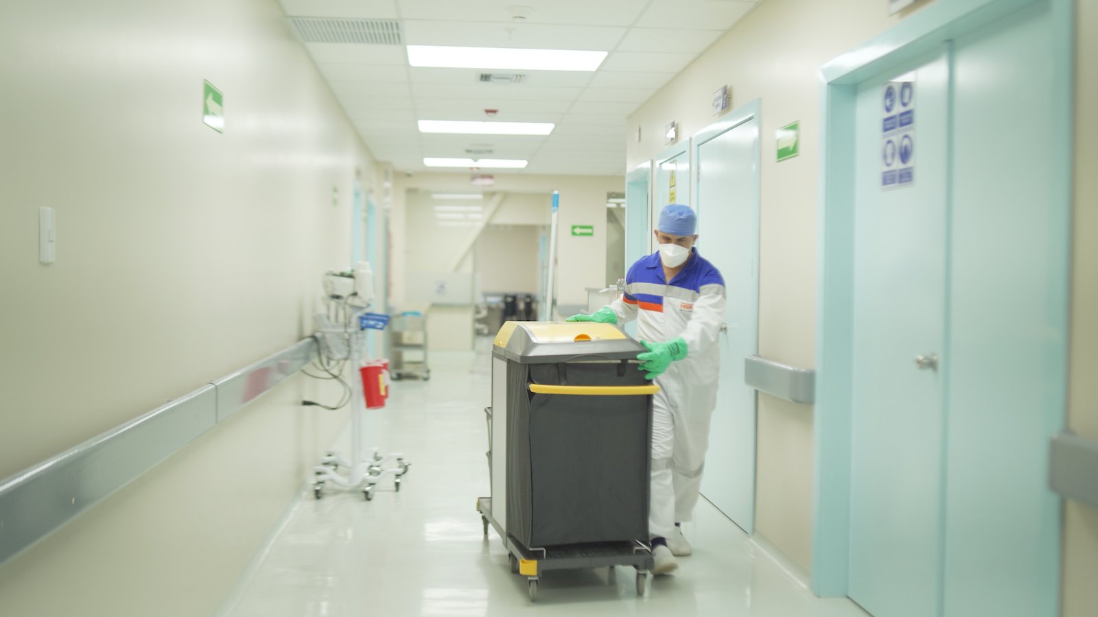 Personal especializado realizando desinfección hospitalaria de grado médico para prevenir infecciones intrahospitalarias en Ecuador