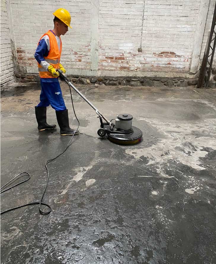 Limpieza de pisos de alto trafico