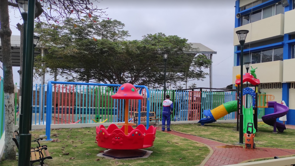 limpieza de parque de juegos de escuela